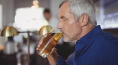 Po zákazu vlády si snoubenci začali vařit vlastní pivo. Stálo je to život