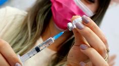 Úřad prověřuje úmrtí 8 lidí po očkování. Hlásí i stovky případů s vedlejšími účinky