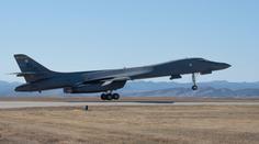 Na letecké základně v USA se zřítil bombardér B-1, posádka se stihla katapultovat