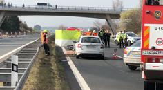 Tragická nehoda uzavřela D7. Motorkář nepřežil střet s autem