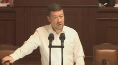 Okamura délkou svého projevu překonal rekord. Sněmovna se stává kabaretem, říká politolog