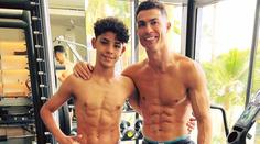 Ronaldo hodil hořké MS za hlavu a pózuje na pláži. Vtipně setřel vlastního syna