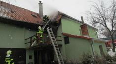 Opilý muž zmlátil manželku, pak zapálil auto i dům