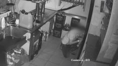 VIDEO: Zloděj vyjedl restauraci a na zeď naházel syrová vejce