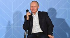 Divná chůze, cukání nohou a mumlání. Na nových záběrech Putin nevypadá dobře