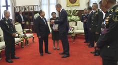 VIDEO: Premiér Babiš nabízel v Thajsku vojenskou techniku
