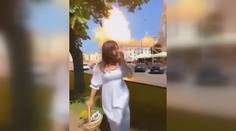 Dívka se fotila na ulici, přímo za ní dopadla raketa