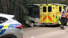 Nehoda na Mladoboleslavsku! Řidič autobusu narazil do stromu