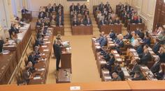 Platy politiků zmrazíme od ledna, tvrdí nová koalice. Odborníci jsou ale proti