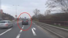 VIDEO: Řidičovi byla silnice úzká, nadýchal přes 2,5 promile