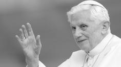 Zemřel bývalý papež Benedikt XVI. Den před smrtí ještě sloužil mši