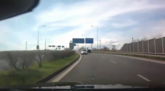 Včasný manévr mu zachránil život. Řidiče málem smetlo auto v protisměru