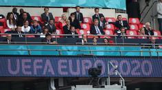 Známý zpěvák je v karanténě. Na fotbale seděl s královskou rodinou