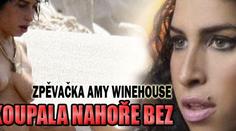 Zpěvačka Amy Winehouse nahoře bez při koupání