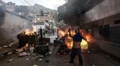 Zmařili jsme puč, hlásí Venezuela. Zemí zmítají násilné nepokoje