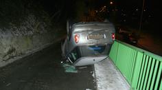 Opilý šofér bez řidičáku převrátil auto na střechu