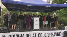 Piráti zahájili předvolební kampaň. Nechybělo pivo ani domácí tlačenka