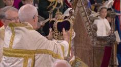 Karel III. byl korunován ve Westminsterském opatství při slavnostním ceremoniálu