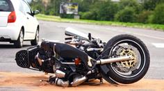 Motorkář (†20) zemřel při nehodě na jihu Čech. Ve vysoké rychlosti narazil do stromu