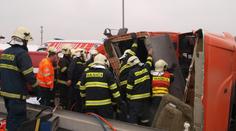Řidič z havarovaného kamionu uvízl ve zdemolované kabině