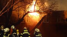Hasiči bojovali s rozsáhlým požárem bývalé školy v Podolí