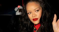 Rihanna překvapila. Měsíce skrývala další těhotenství, odhalila ho svým outfitem