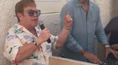 VIDEO: Večeři vyměnil za mikrofon. Světoznámý zpěvák překvapil v restauraci