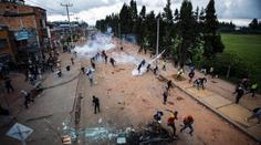 Protesty v Kolumbii se mění ve válku, prezident poslal do ulic armádu
