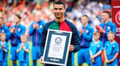 Něco takového nečekáte, zářil Ronaldo. Dostal certifikát od Guinessovky