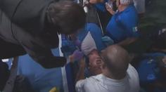 Boxer minul a trefil rozhodčího místo soupeře. Z ringu ho odnesli na nosítkách
