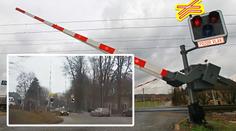Muž jel přes přejezd na červenou. Strážníci ho zablokovali autem