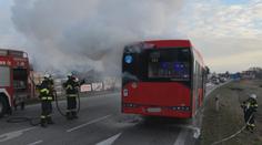 Autobus MHD začal najednou hořet, v plamenech byl už podruhé