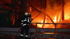 Chemička Synthesia v plamenech! Hořící olej několikrát explodoval
