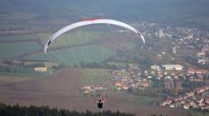 VIDEO: Paraglidistka uvízla v drátech vysokého napětí