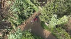 VIDEO: Dron natočil žháře při činu. Zapálil les, poté po stroji házel kameny