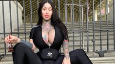 "Už si nepřipadám jako člověk!" Žena tvrdí, že ji z letadla vyhodili kvůli velkému poprsí