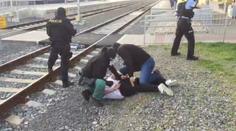 Muž nechtěl do vězení, takhle si ho podali policisté!
