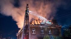 GALERIE: Velký požár střechy v Jiříkově hasili ze žebříku i plošiny