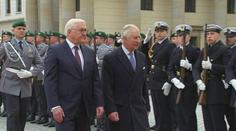 Král Karel III. se před Braniborskou bránou setkal s německým prezidentem