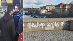 Tihle grázlové posprejovali Karlův most. Hledá je policie! VIDEO