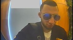 Z bankomatu vybral 150 tisíc, peníze ale nebyly jeho. Muže nyní hledá policie