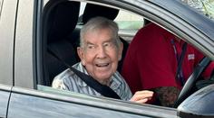 Stoletý senior už nesmí řídit. Přesto znovu usedl za volant, odmítl se vzdát svého snu
