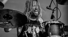Bubeník slavné skupiny Foo Fighters nečekaně zemřel. Bylo mu 50 let