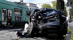 Auto italského fotbalisty smetla tramvaj. Opora Lazia i s dcerami je v nemocnici