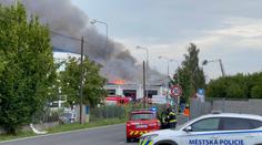 Po požáru v Praze může být rybník a potok znečištěný, platí zákaz koupání