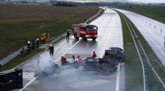 Hromadná nehoda. Do stojících aut napálil autobus, žena zemřela