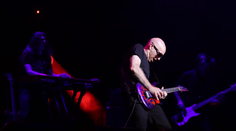 Kytarista Satriani v dubnu zrušil koncert. Fanoušci stále nedostali své peníze