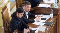 Druhý pokus: Poslanci chtějí z čela Sněmovny odvolat Okamuru