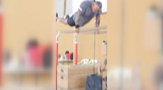 VIDEO: Silák z Aruby překonal rekord na bradlech. V puse udržel přes 90 kilogramů