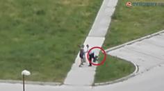 Sebeobrana, nebo surový útok? Strážník kopal do psa! VIDEO